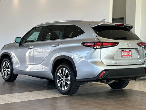 Certified 2024 Toyota Highlander XLE FWD image 6