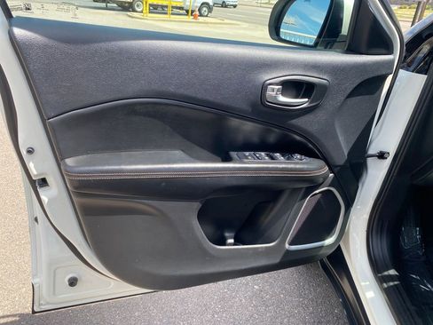Used 2019 Jeep Compass Latitude w/ Cold Weather Group AWD/4WD image 10