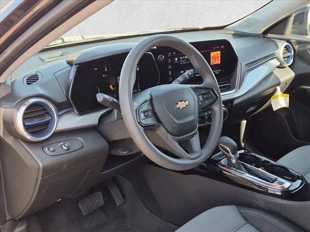 Used 2025 Chevrolet Trax LT FWD image 10