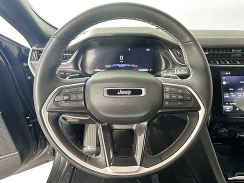 Used 2023 Jeep Grand Cherokee Altitude AWD/4WD image 11