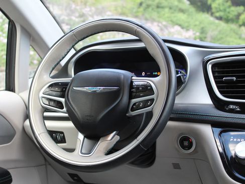 Used 2018 Chrysler Pacifica Limited w/ Advanced Safetytec Group FWD image 22