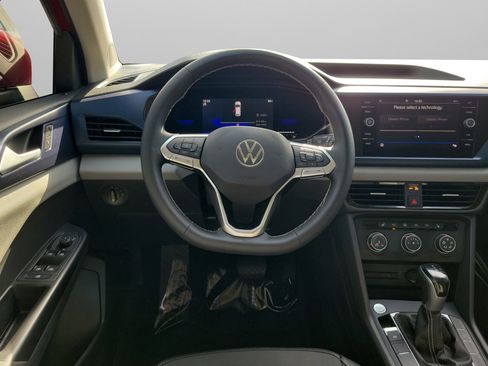 Used 2022 Volkswagen Taos SE w/ Panoramic Sunroof Package image 9