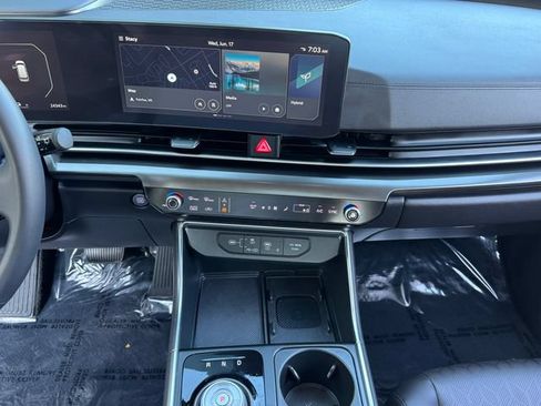 Used 2025 Kia Carnival SX w/ SX Dark Edition Package FWD image 25