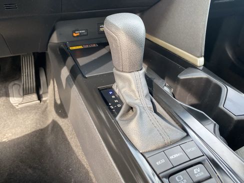 Used 2025 Toyota Camry LE image 32