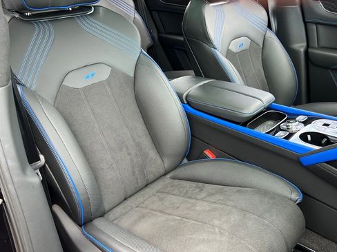 Used 2025 Bentley Bentayga image 41