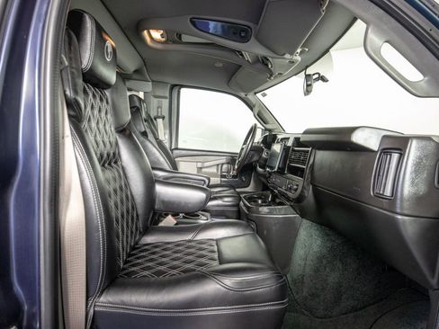 Used 2023 Chevrolet Express 2500 RWD image 7