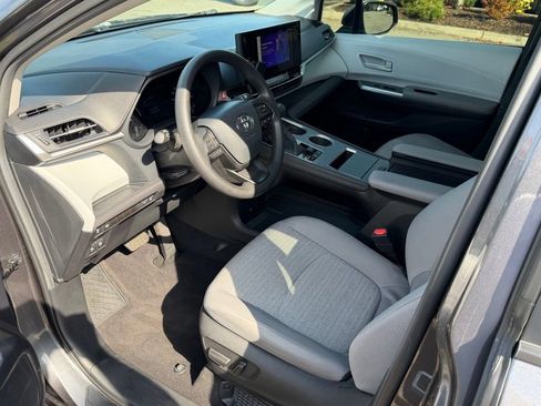Used 2025 Toyota Sienna LE w/ LE Plus Package FWD image 12