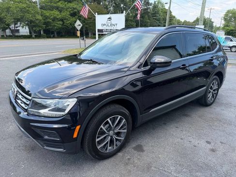 Used 2020 Volkswagen Tiguan SE w/ Panoramic Sunroof Package FWD image 4