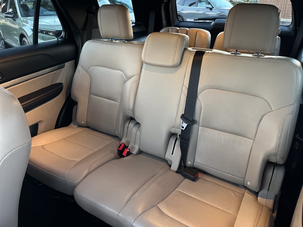 Used 2018 Ford Explorer XLT w/ Equipment Group 202A AWD/4WD image 33