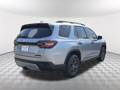 Used 2025 Honda Pilot TrailSport image 16