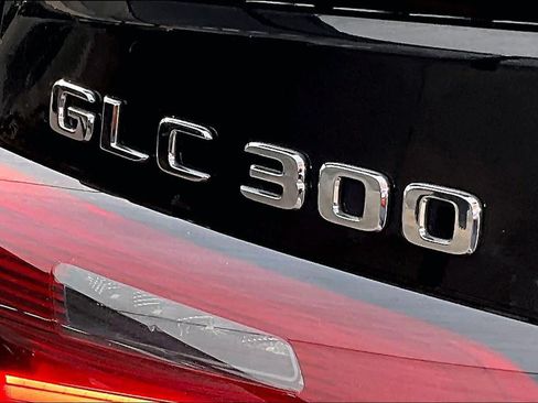 Used 2025 Mercedes-Benz GLC 300 4MATIC image 10