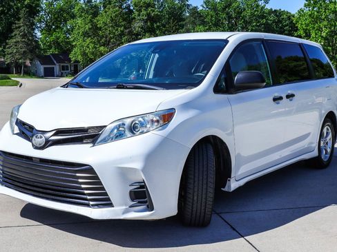 Used 2019 Toyota Sienna L FWD image 3