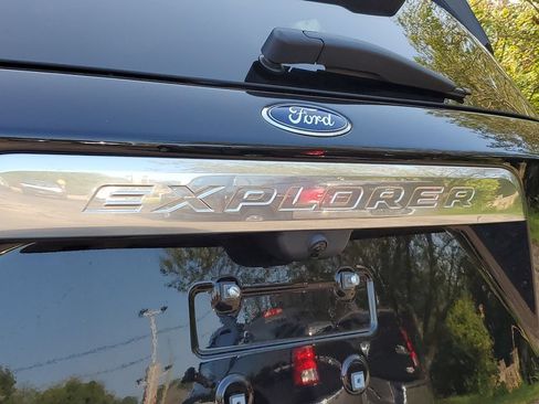 Used 2022 Ford Explorer Platinum w/ Technology Package AWD/4WD image 7