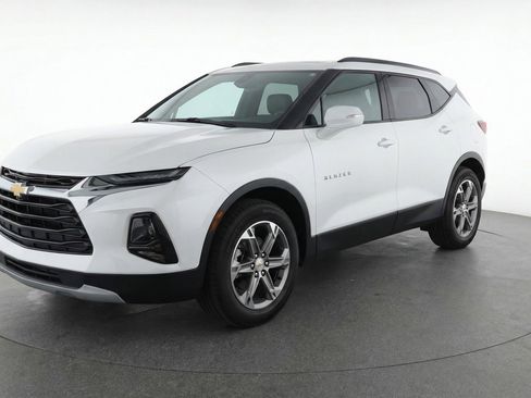 Used 2025 Chevrolet Blazer LT image 3