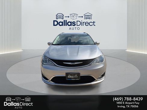Used 2018 Chrysler Pacifica Touring-L FWD image 3