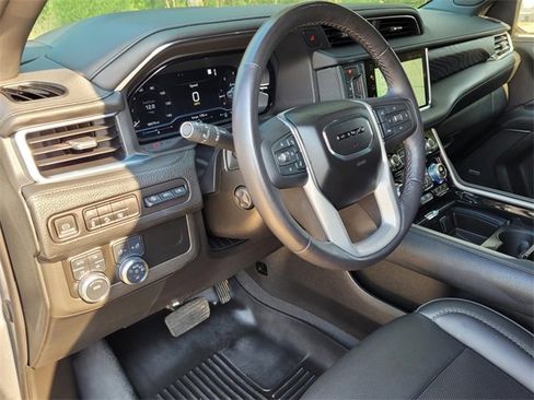 Used 2023 GMC Yukon Denali image 15