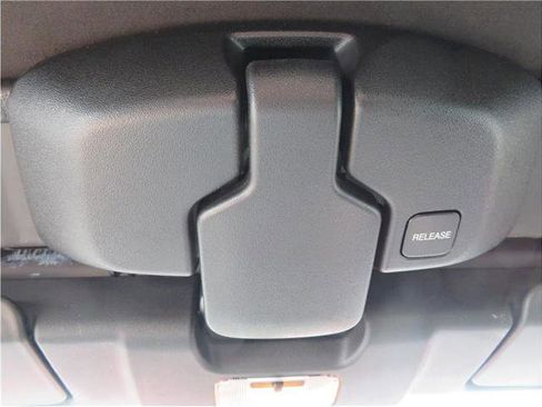 Used 2006 MAZDA MX-5 Miata Sport image 11