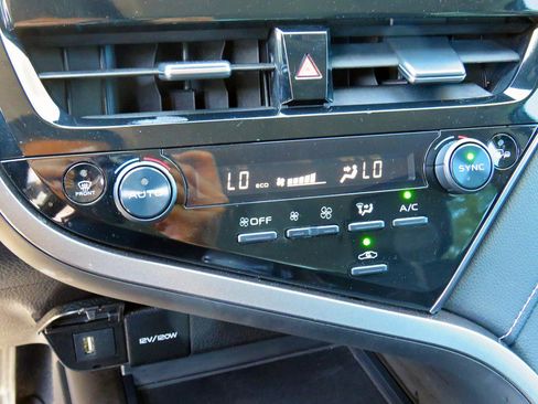 Used 2022 Toyota Camry SE w/ Convenience Package image 31