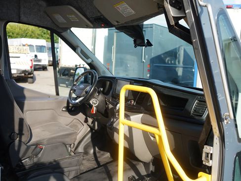 Used 2022 Ford Transit 350 DRW RWD image 2