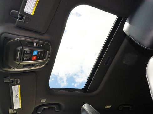 Used 2025 Jeep Grand Cherokee L Altitude AWD/4WD image 9