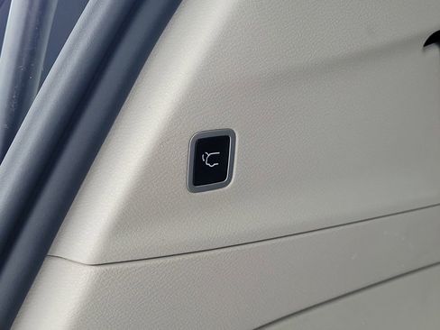 Used 2023 Chrysler Pacifica Touring-L FWD image 10
