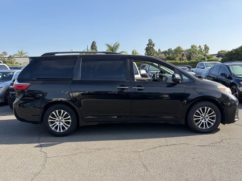 Used 2019 Toyota Sienna XLE FWD image 2