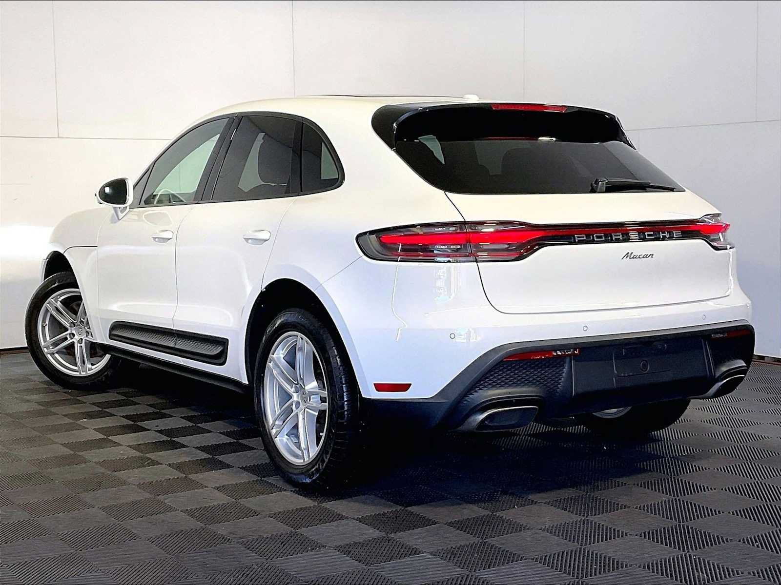 Certified 2023 Porsche Macan AWD/4WD image 3