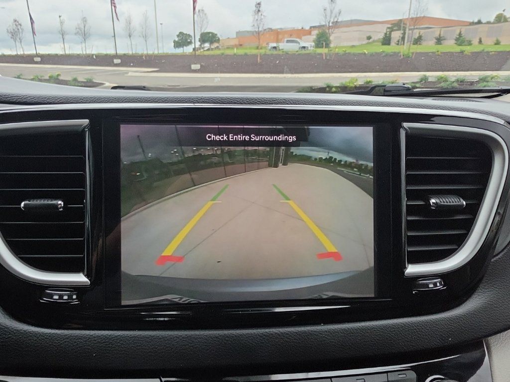 Used 2023 Chrysler Pacifica Touring-L FWD image 11