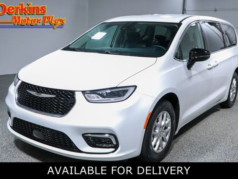 Used 2024 Chrysler Pacifica Touring-L FWD image 1