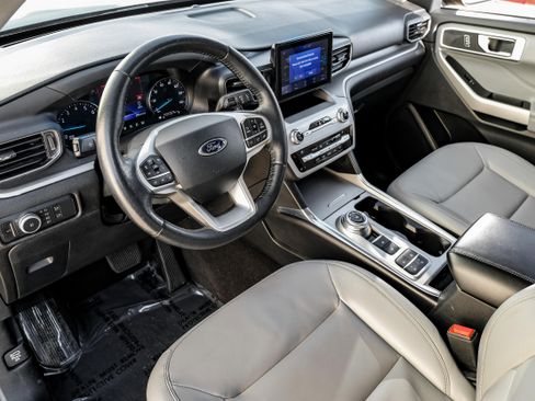 Used 2021 Ford Explorer XLT w/ Equipment Group 202A image 2