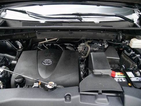 Used 2019 Toyota Highlander XLE image 11