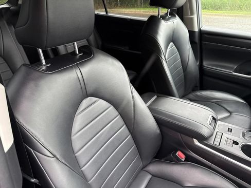 Used 2022 Toyota Highlander XLE FWD image 12