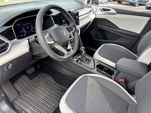 Certified 2025 Volkswagen Taos SE image 16