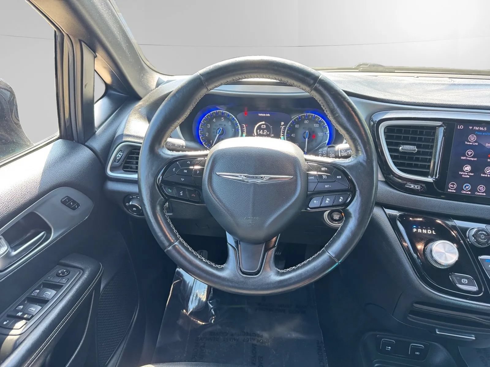 Used 2020 Chrysler Pacifica Touring-L w/ Advanced Safetytec Group FWD image 17