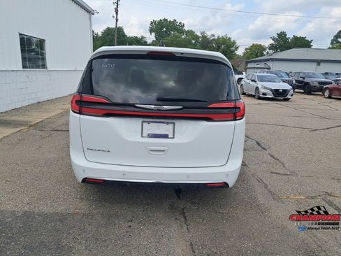 Used 2024 Chrysler Pacifica Touring-L FWD image 10