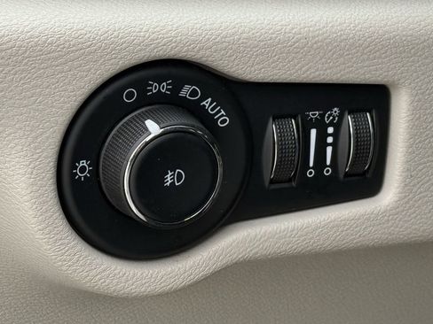 Used 2023 Chrysler Pacifica Touring-L FWD image 20