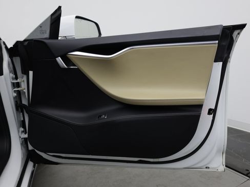 Used 2016 Tesla Model S 70 RWD image 30