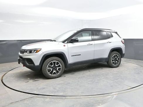 Used 2025 Jeep Compass Trailhawk AWD/4WD image 8