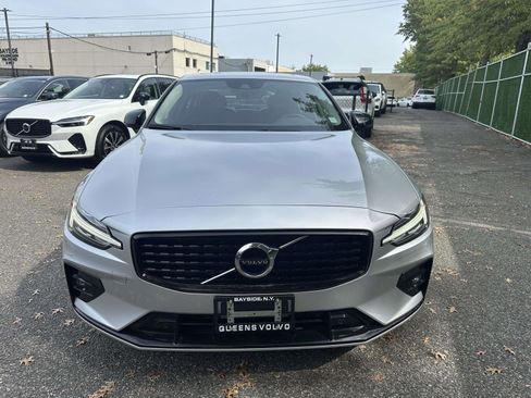 Certified 2022 Volvo S60 B5 Momentum w/ Premium Package image 9