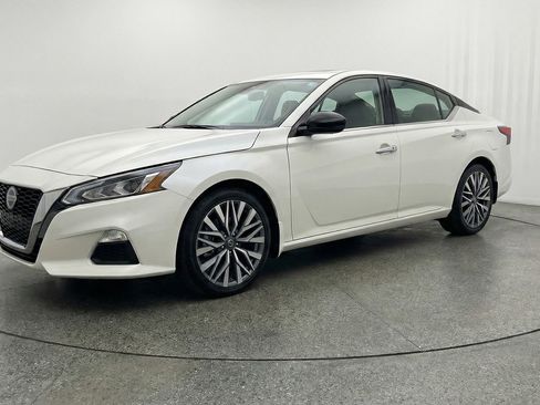 Used 2025 Nissan Altima 2.5 SV FWD image 3
