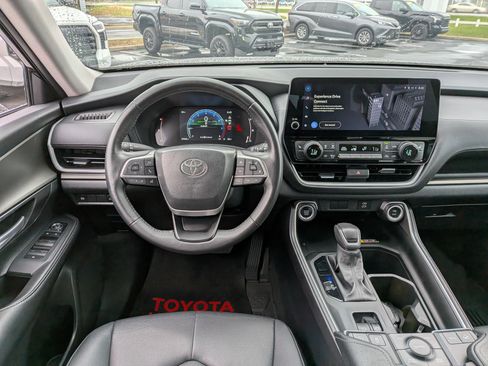Certified 2024 Toyota Grand Highlander XLE image 30