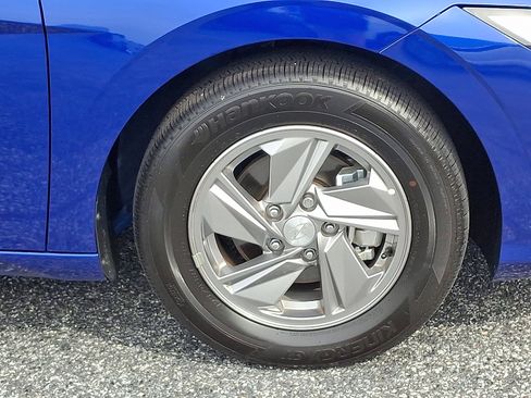 Certified 2025 Hyundai Elantra SE image 8