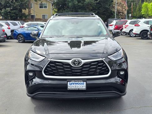 Used 2024 Toyota Highlander XLE AWD/4WD image 10