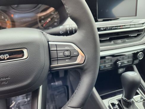 Used 2025 Jeep Compass Latitude image 20