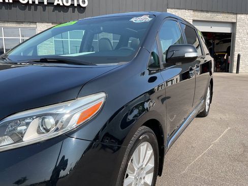 Used 2016 Toyota Sienna Limited w/ Protection Package FWD image 2