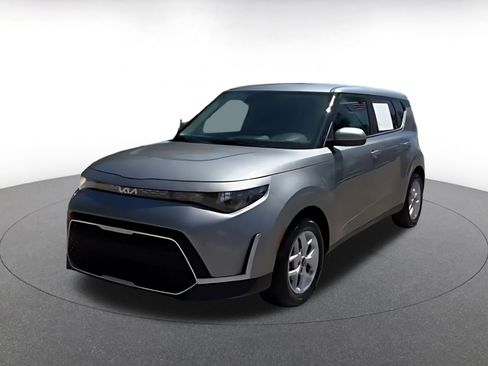Used 2025 Kia Soul LX w/ LX Technology Package FWD image 16