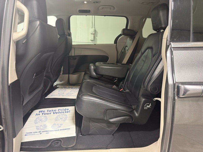 Used 2018 Chrysler Pacifica Touring-L FWD image 16