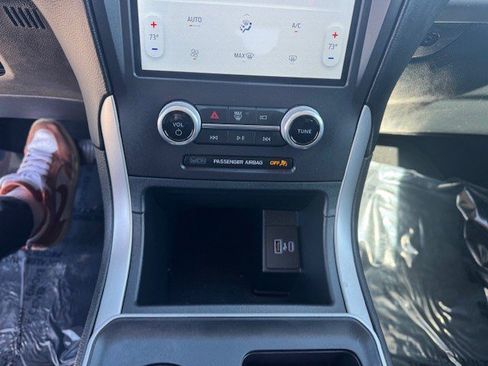 Used 2021 Ford Edge SE image 19