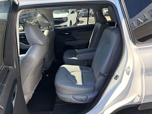 Used 2022 Toyota Highlander XLE w/ Protection Package #3 (TMS) image 28