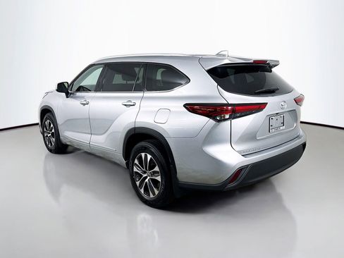 Used 2022 Toyota Highlander XLE AWD/4WD image 3